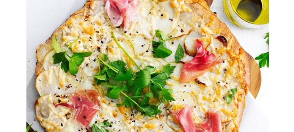 Sommermad: Rugpizza med nye kartofler, løvstikke og parma