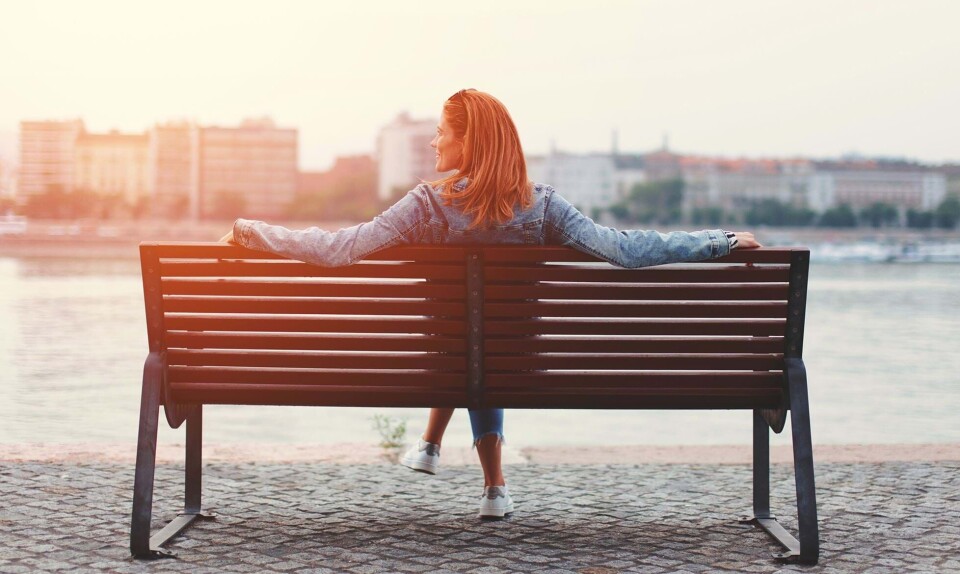 Kvinde på bænk