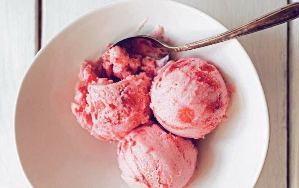 Nem frossen yoghurt med jordbær og kamille