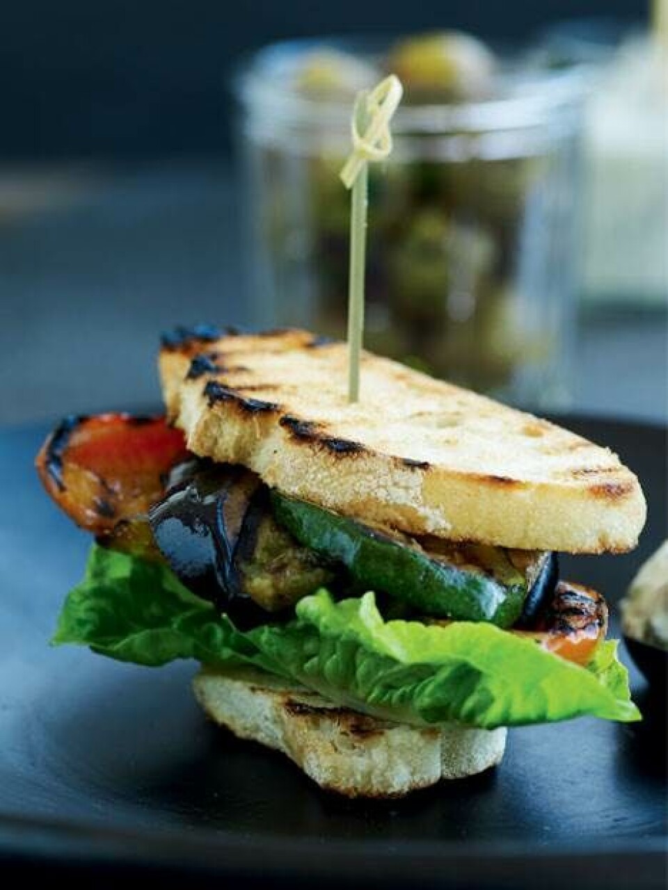 Vegeburger med grillet grønt og svampecreme