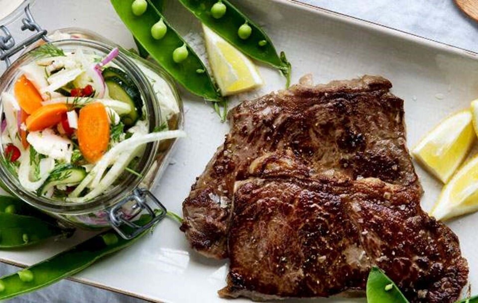 Steak med lynsyltede grønsager