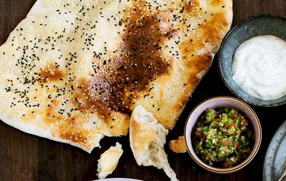 Opskrift på tyrkisk brød med salsa og dild-yoghurt-dip