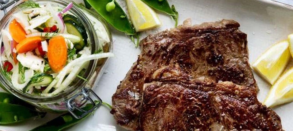 Steak med lynsyltede grønsager