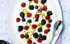 Sommerbær i passionsfrugtcreme