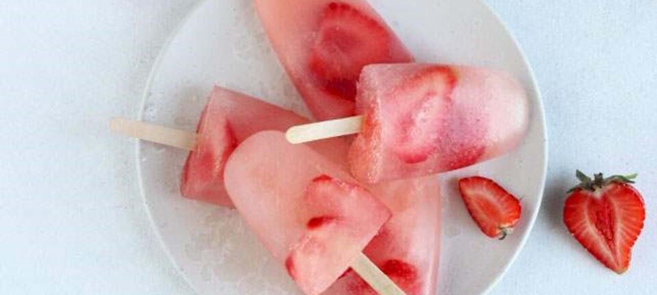 Ispinde med hyldeblomst og jordbær