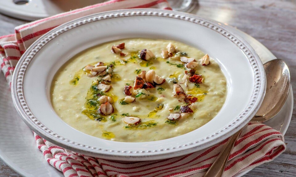 Kartoffel-porresuppe med hasselnødder og dildsmør