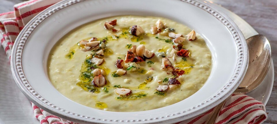 Kartoffel-porresuppe med hasselnødder og dildsmør