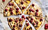 Sød pizza med mascarpone, ferskner, hindbær og hvid chokolade