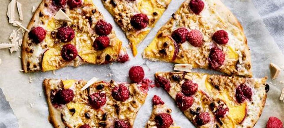 Sød pizza med mascarpone, ferskner, hindbær og hvid chokolade