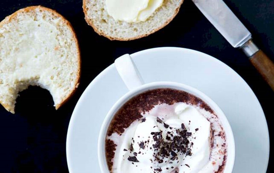 Varm chokolade og boller