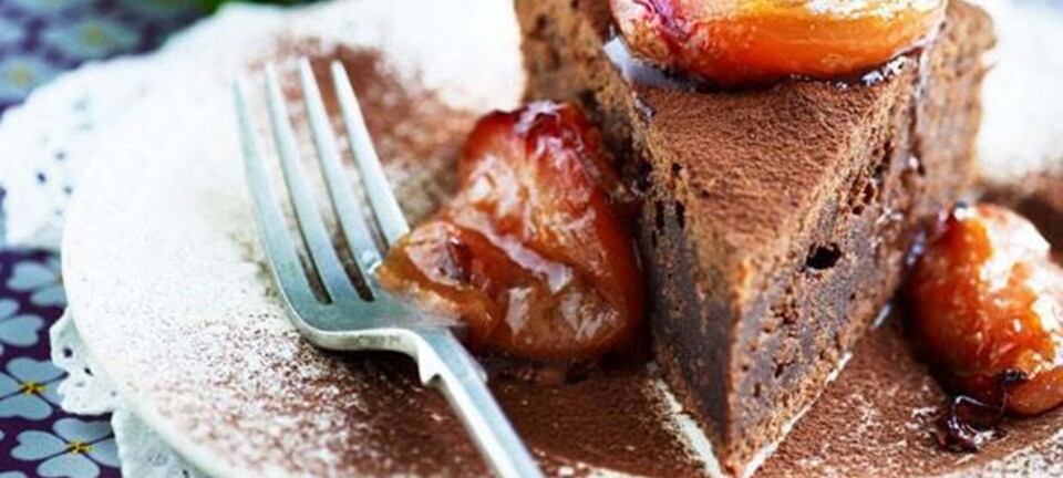 Chokoladekage med bagte blommer