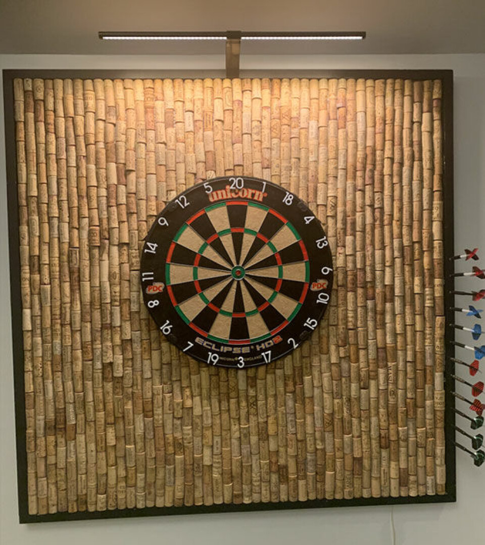 Dartskive med vinpropper.