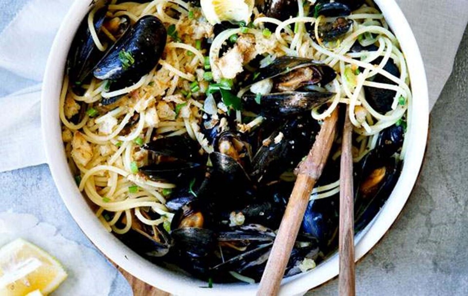 Opskrift på spaghetti med muslinger og hvidløgsbrødkrummer