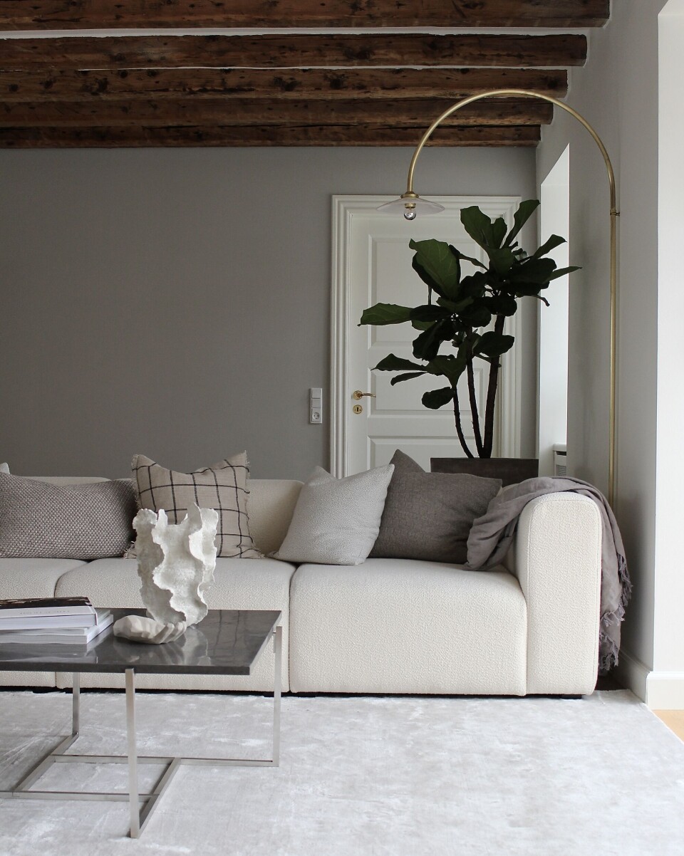 Endevæggen er malet med farven Sheer Grey fra Jotun, den skulpturelle vase er fra ClaybyBond, sofabord fra Juul Furniture og tæppet er fra Jotex.
