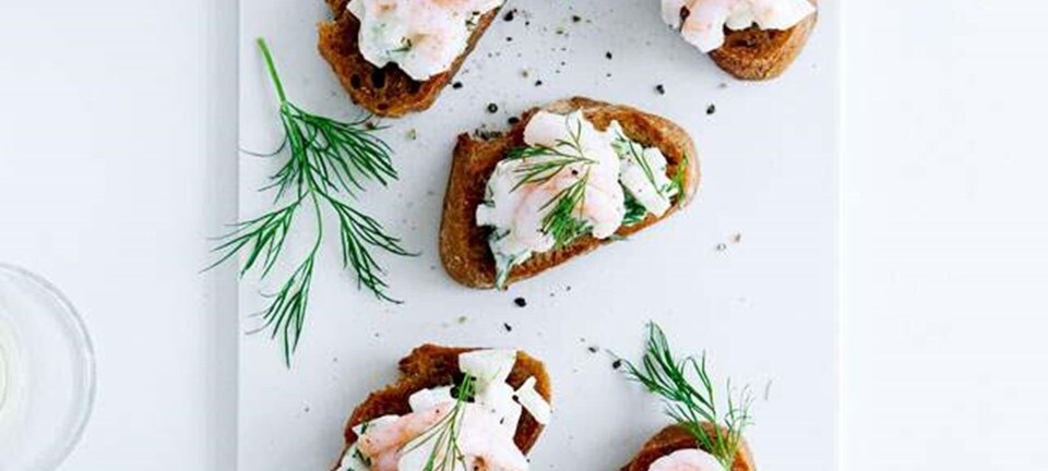 Rejebrød med fennikelmayo og dild