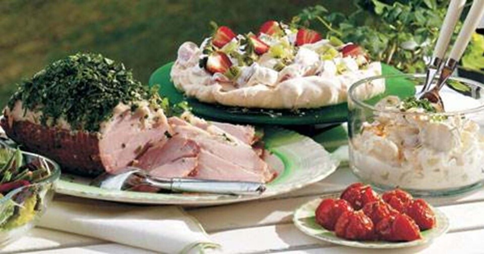 Krydderskinke med karrykartoffelsalat og små bagte tomater