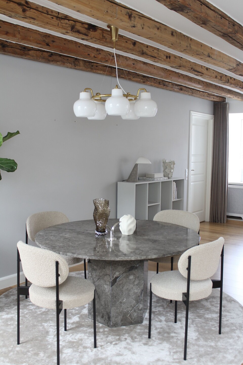 Spisebordsstolene er fra serie 430 designet af Verner Panton.