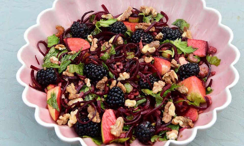 Salat med perlerug og brombær