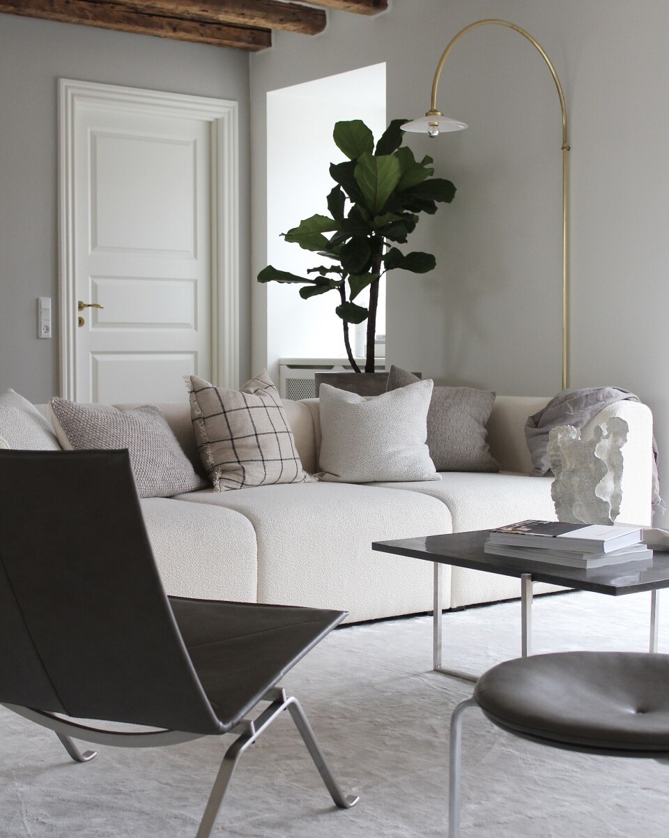 PK22 Special Edition er en klassiker som skal følge Carla Sofie i mange år. Sofaen er betrukket med Flamiber creme og er fra Hay.