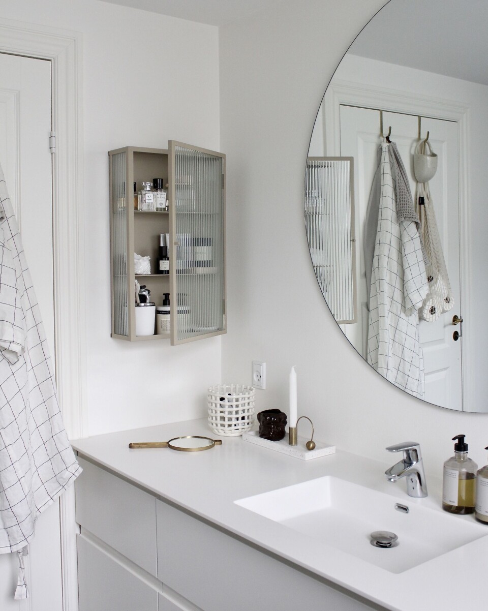 Vitrineskabet er fra Ferm Living.