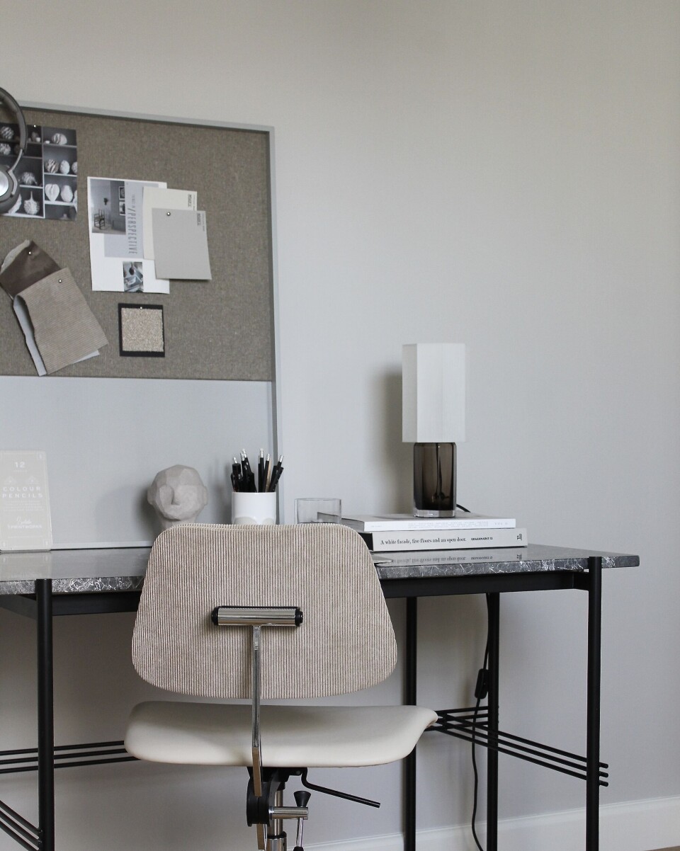 Kontoret er malet i farven Warm Grey fra Nordsjö. Opslagstavlen er fra Ferm Living.