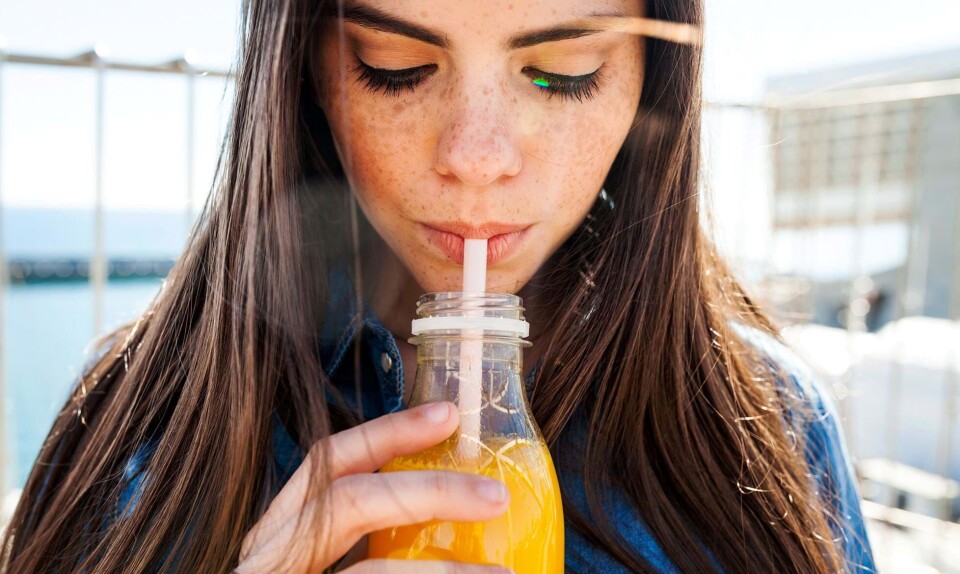 Kvinde drikker smoothie
