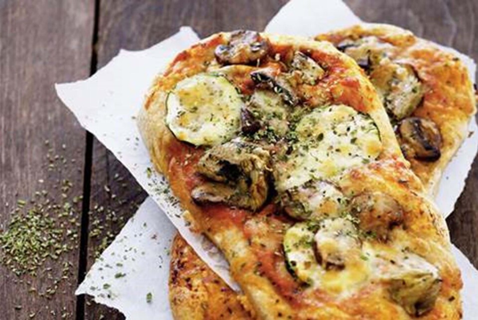 Pizza med champignoner, artiskokker og parmesan