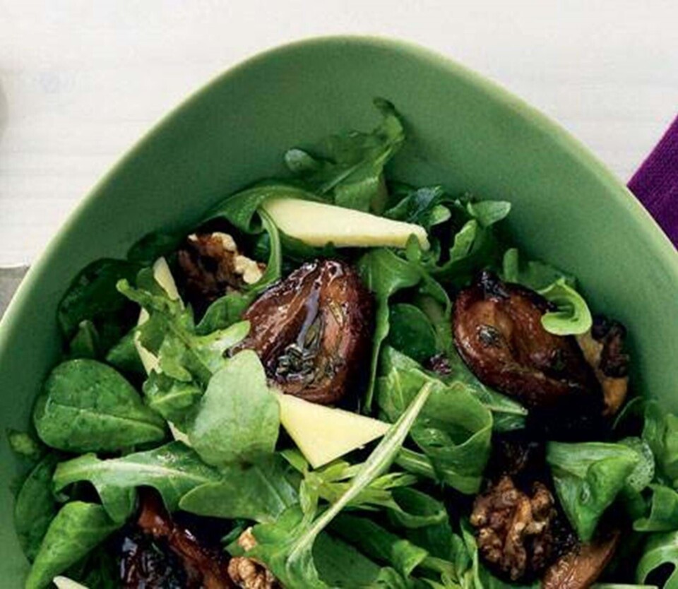 Salat med langtidsbagte blommer og ost