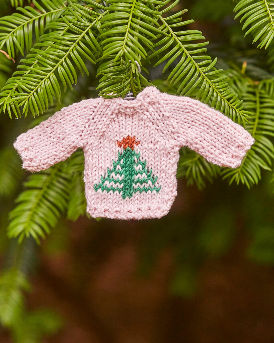 Minisweater med juletræ strikkeopskrift