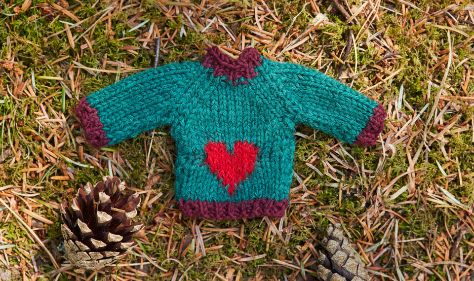 Minisweater med hjerte strikkeopskrift