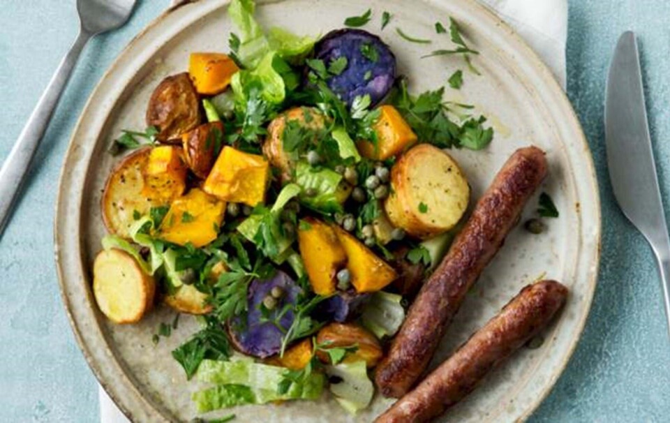 Ovnbagt kartoffel-græskar-salat med grillpølser