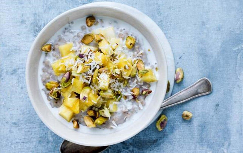 Hel boghvedegrød med kokosmælk og ananas