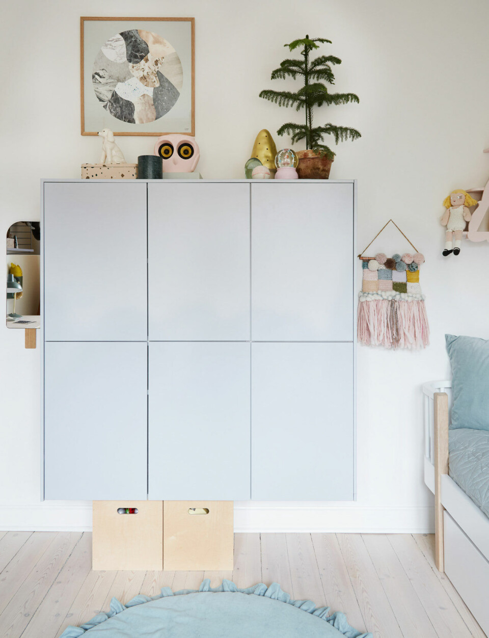 Køkkenoverskabe fra Ikea fungerer som opbevaring for spil, bøger og kreagrej samt Lego-slotte og andre færdigbyggede ting, som helst ikke skal skilles ad, hver gang det skal pakkes væk.