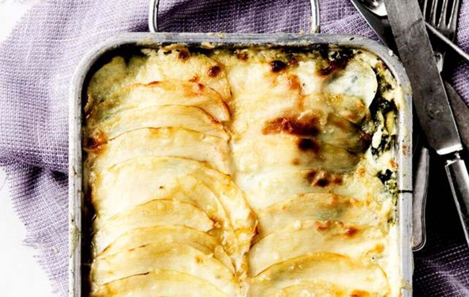 Kartoffellasagne med fisk, spinat og ostesauce