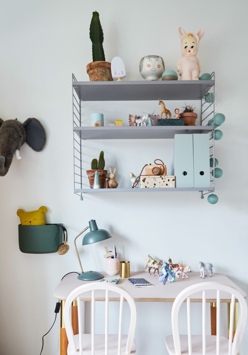 Skrivebordet er lavet af en linoleumsbordplade fra Furn By Ox som har fået bordben fra Pretty Pegs.