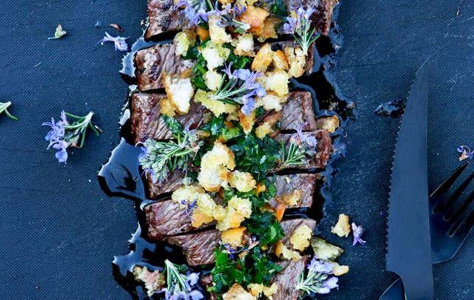 Opskrift på flank steak med chimichurri og sprøde brødkrummer