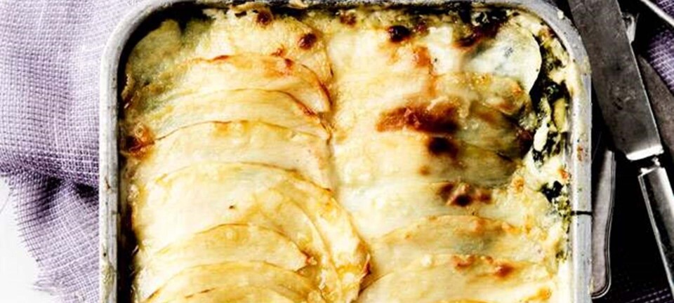Lækker og cremet kartoffellasagne med fisk, spinat og ostesauce