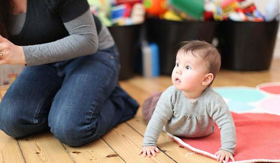 Hjælp baby med at kravle