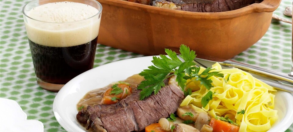 Skøn mad i stegeso: Oksebov i øl med rodfrugter & pasta