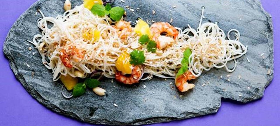 Salat med tigerrejer, mango og peanuts