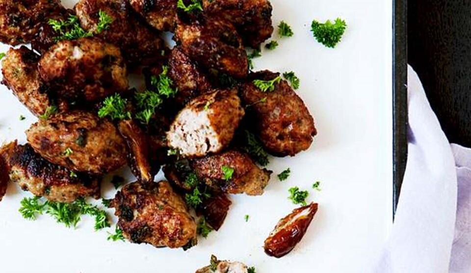 Opskrift på kalvefrikadeller med dadler, persille, allehånde og hvidløg