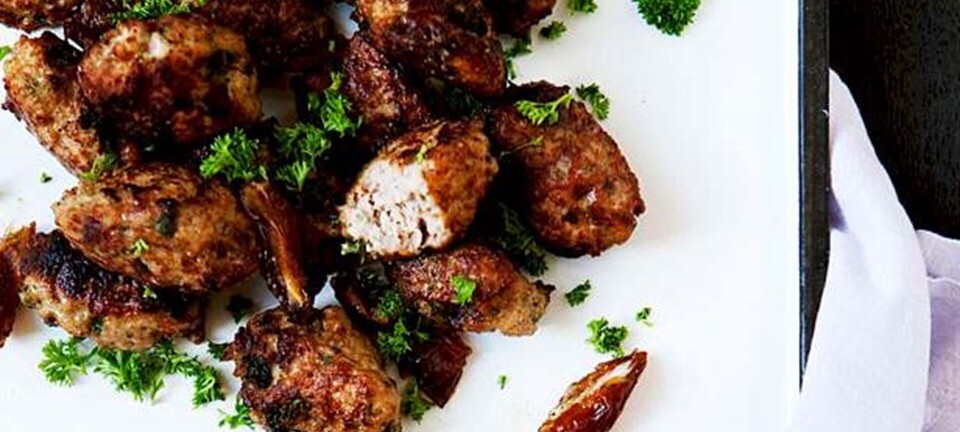 Små kalvefrikadeller med dadler, persille, allehånde og hvidløg