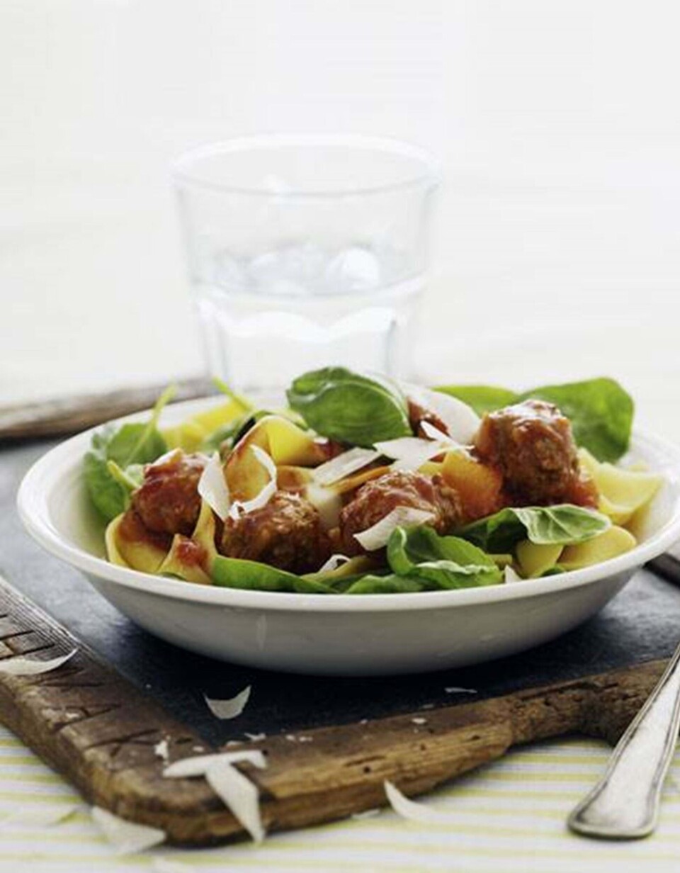 Pasta med kødboller i tomatsauce