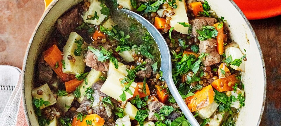 Gryderet med rodfrugter, linser og oksekød