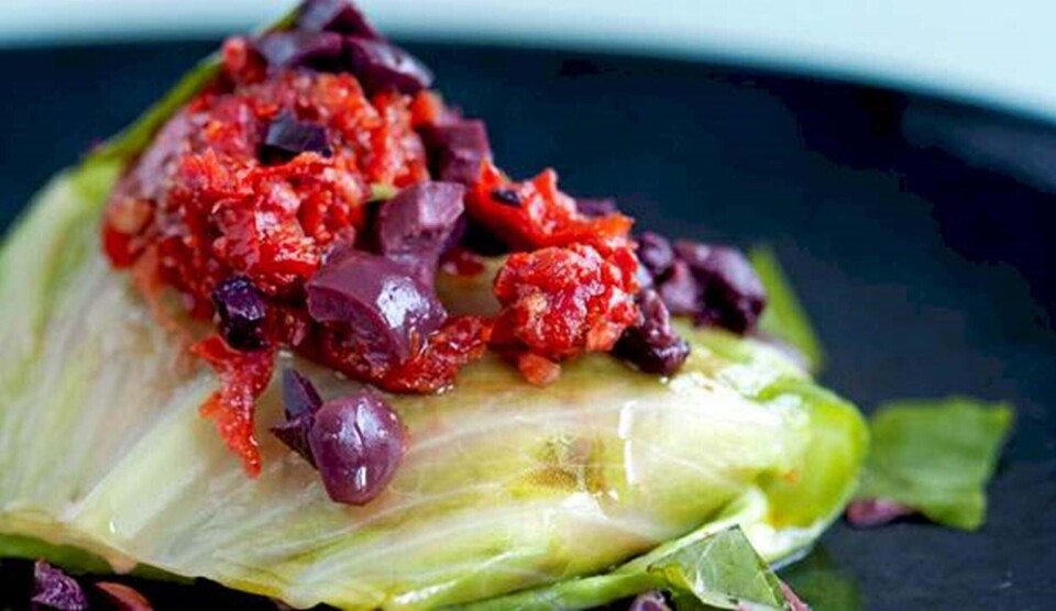 Opskrift på kåldolmer med tomat-oliven-tapenade