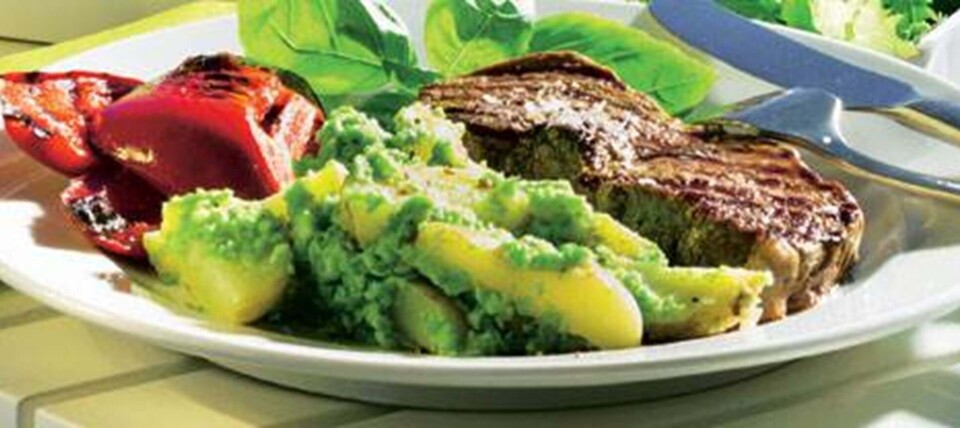 Grillbøffer med peberfrugter og pesto-kartoffelsalat