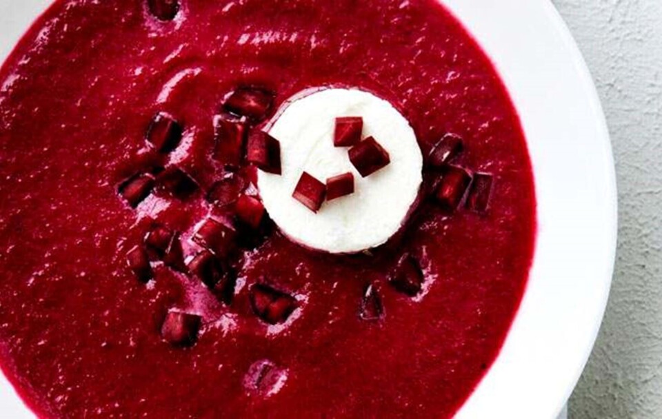 Rødbedesuppe med æble, løg og gedeost