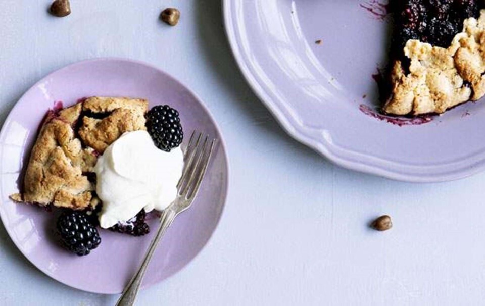 Brombær-galette med hasselnødder