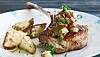 Svinekotelet med rårørt chutney og saltbagte kartofler
