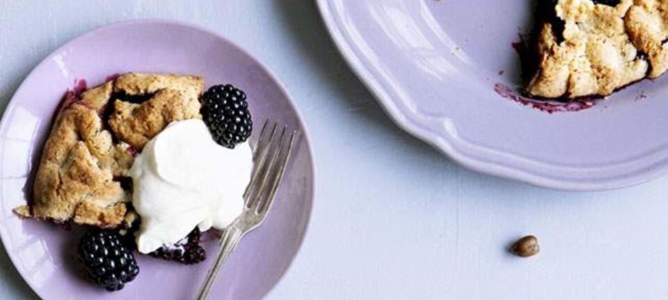 Brombær-galette med hasselnødder